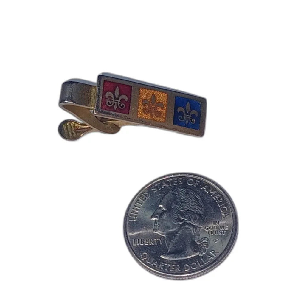 -Fleur de Lis Multi Color BSA Boy Scouts Vintage KINNEY CO SMALL Tie Bar Clip